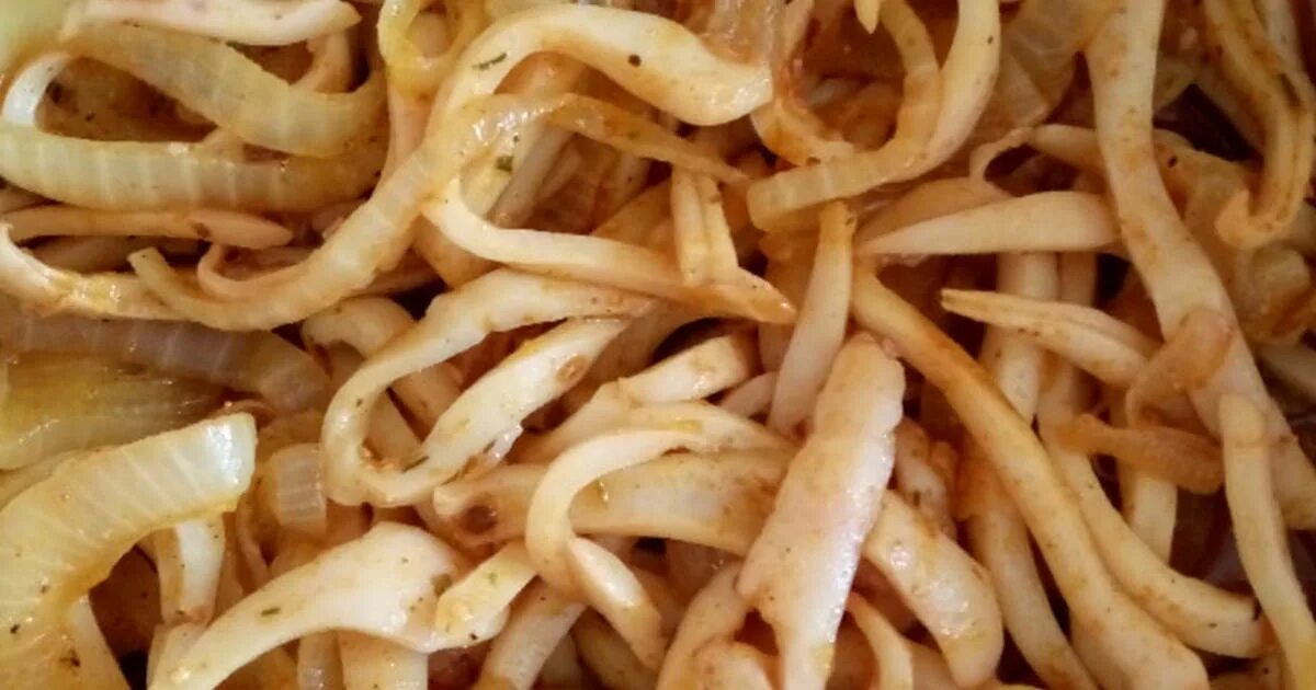 Жареный кальмар. Кальмар жареный с луком. Кальмары в сметане. Жареные кальмары на сковороде с луком. Кальмары обжаренные с луком.