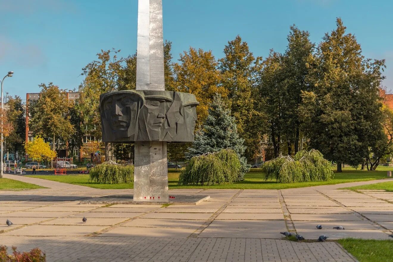 Советские памятники в Даугавпилсе. Памятник советским воинам в сквере славы Латвия. Даугавпилс памятник защитникам города. Снесенные монументы в Даугавпилсе.