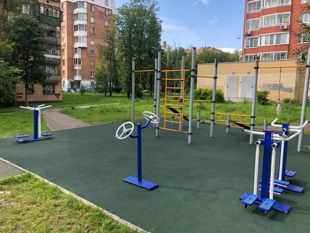 Спортивная площадка во дворе. Ногинск спортплощадки. Спорт шоп череповец июнь. Спорт шоп планета. Спортплощадки в зеленограде.