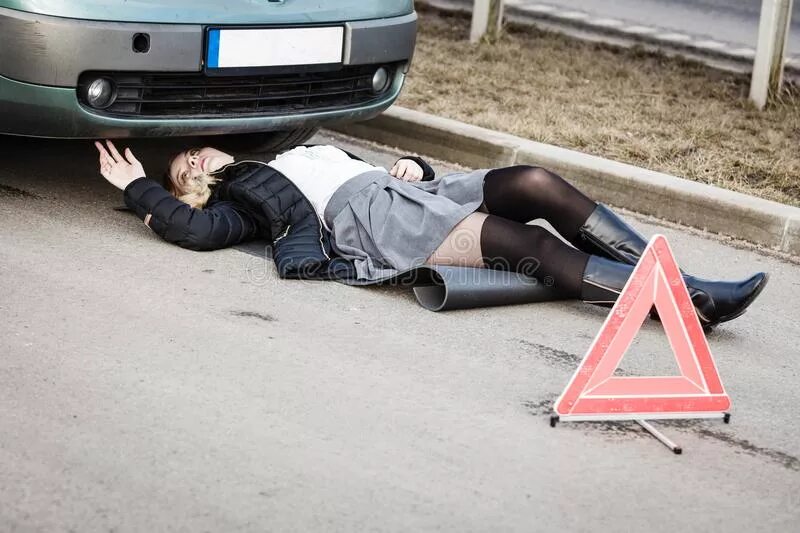 Девушка лежит под машиной. Лежит под колесами авто. Мужик лежит под машиной.