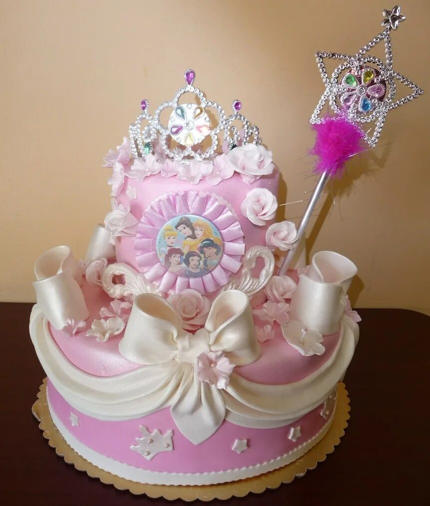 Торт для девочки с принцессой. Красивые торты для девочек. Торт девочка. Торт с принцессами. Красивый торт для принцессы.