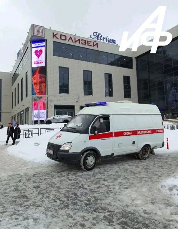 Скорая дома фото. В москве стоят скорые. В москве стоят скорые. Очередь из скорой помощи. Скорая помощь стоковые фото.