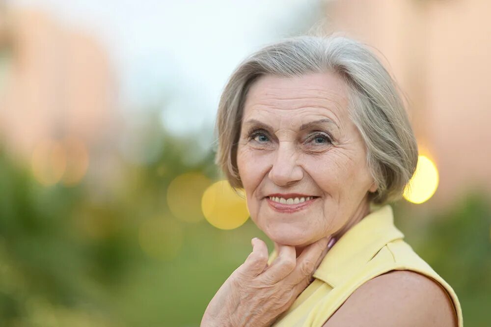 Женщины в возрасте м. Женщина пожилого возраста. Ajnj портреты пожилых женщин. Пожилая женщина улыбается. Фотопортрет женщины в возрасте.