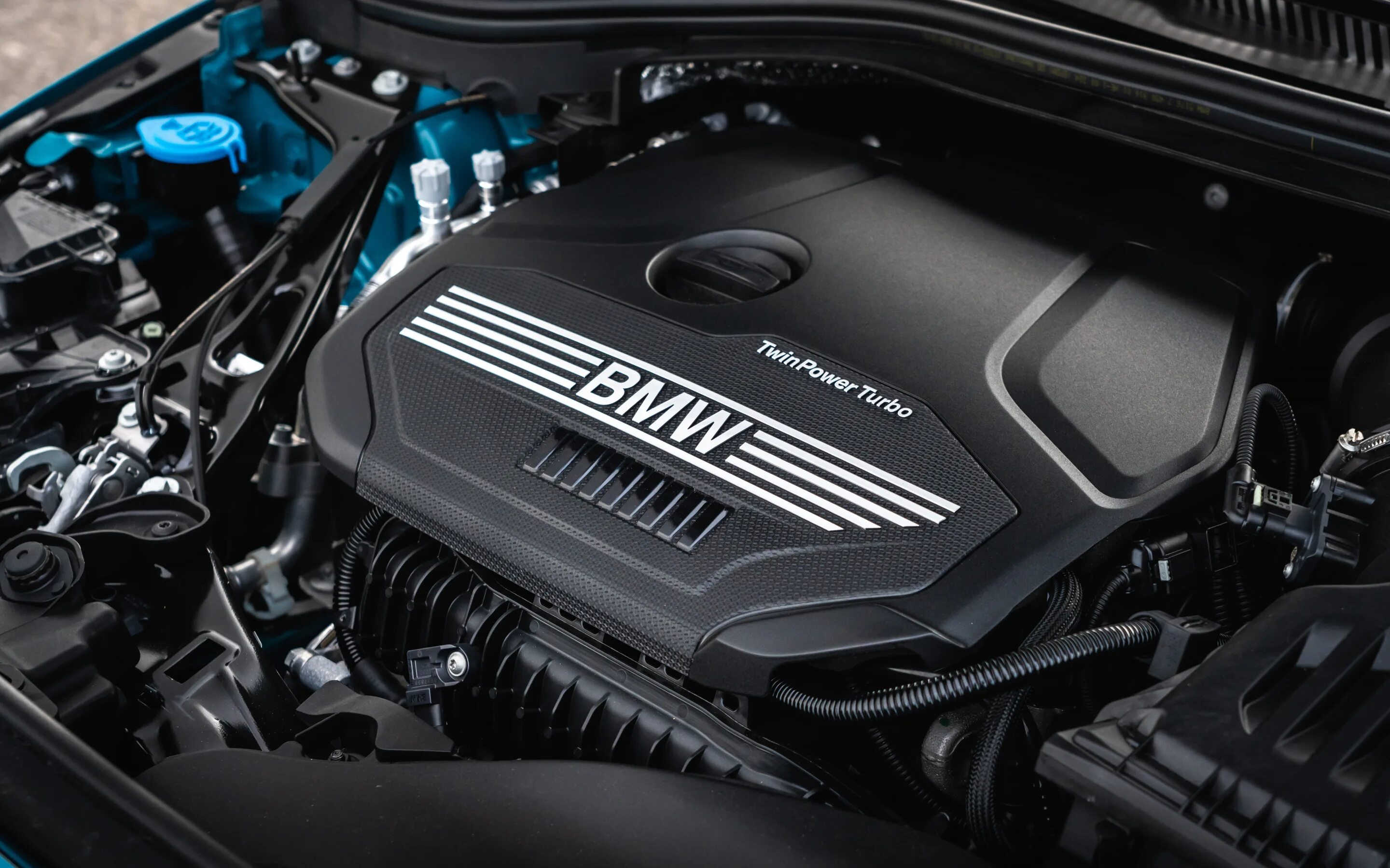 Новые двигатели бмв. Двигатель BMW m44 140л.с. BMW 218 2020 подкапотное. BMW 218 f44 мотор. BMW 218 f44 АКБ.