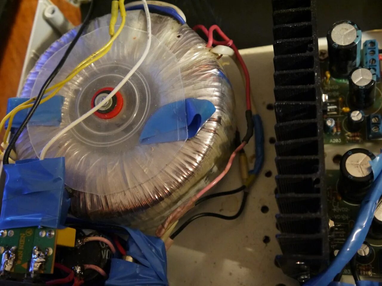 При подключении зарядки к fm колонки сильно шумят динамики. Как убрать гул трансформатора на электроника 004. Провод усилитель звука на телефон. Гул усилителя. Усилитель microlab a6324.