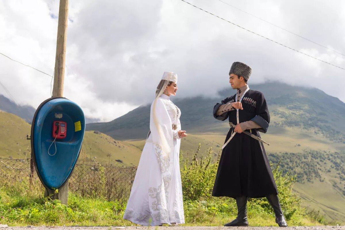 Налог северная осетия. Осетины в горах. Осетинский танец в горах. Северная Осетия жители. Осетин на фоне гор.
