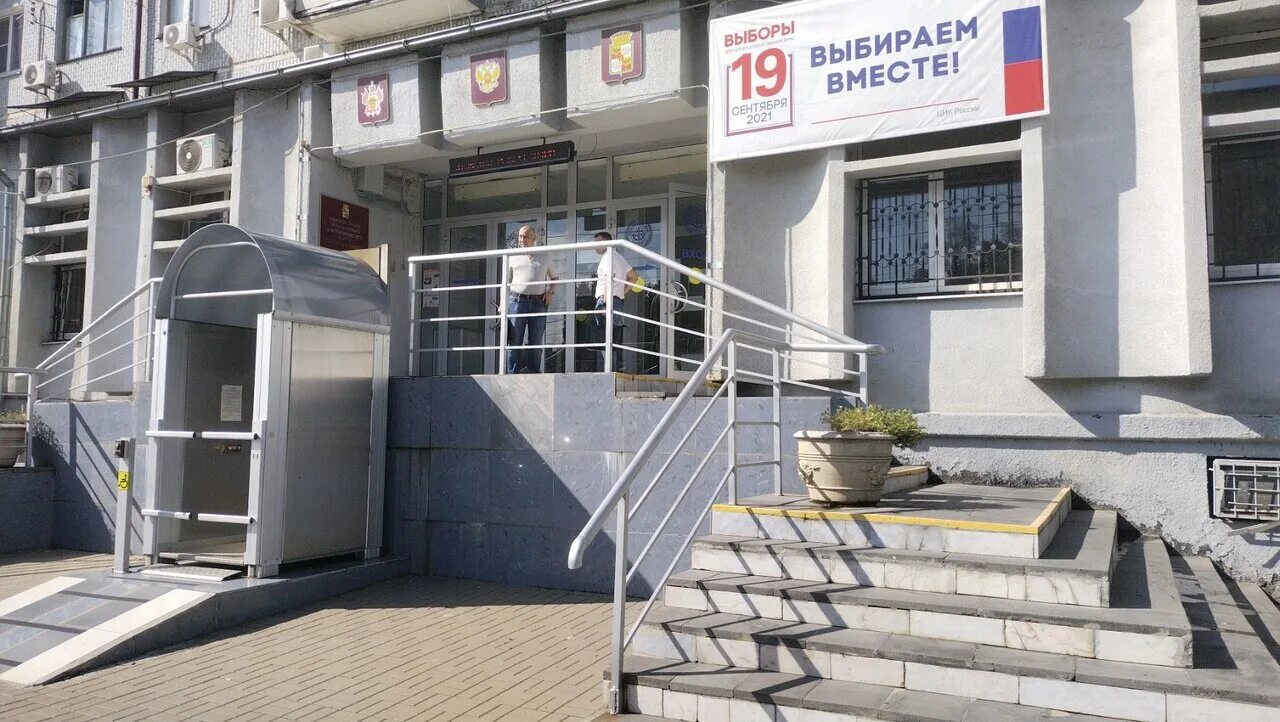 Краснодар, ул. Атарбекова 1/1 краснодар. Краснодар улицы города. Атарбекова 43. Краснодар универмаг фестивальный 2022.