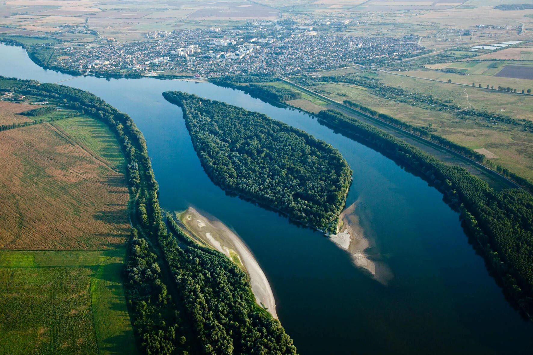 Самая большая река европы в россии. Устье реки Дунай. Река Дунай Болгария. Дунай в Австрии. Река Дунай в Австрии.