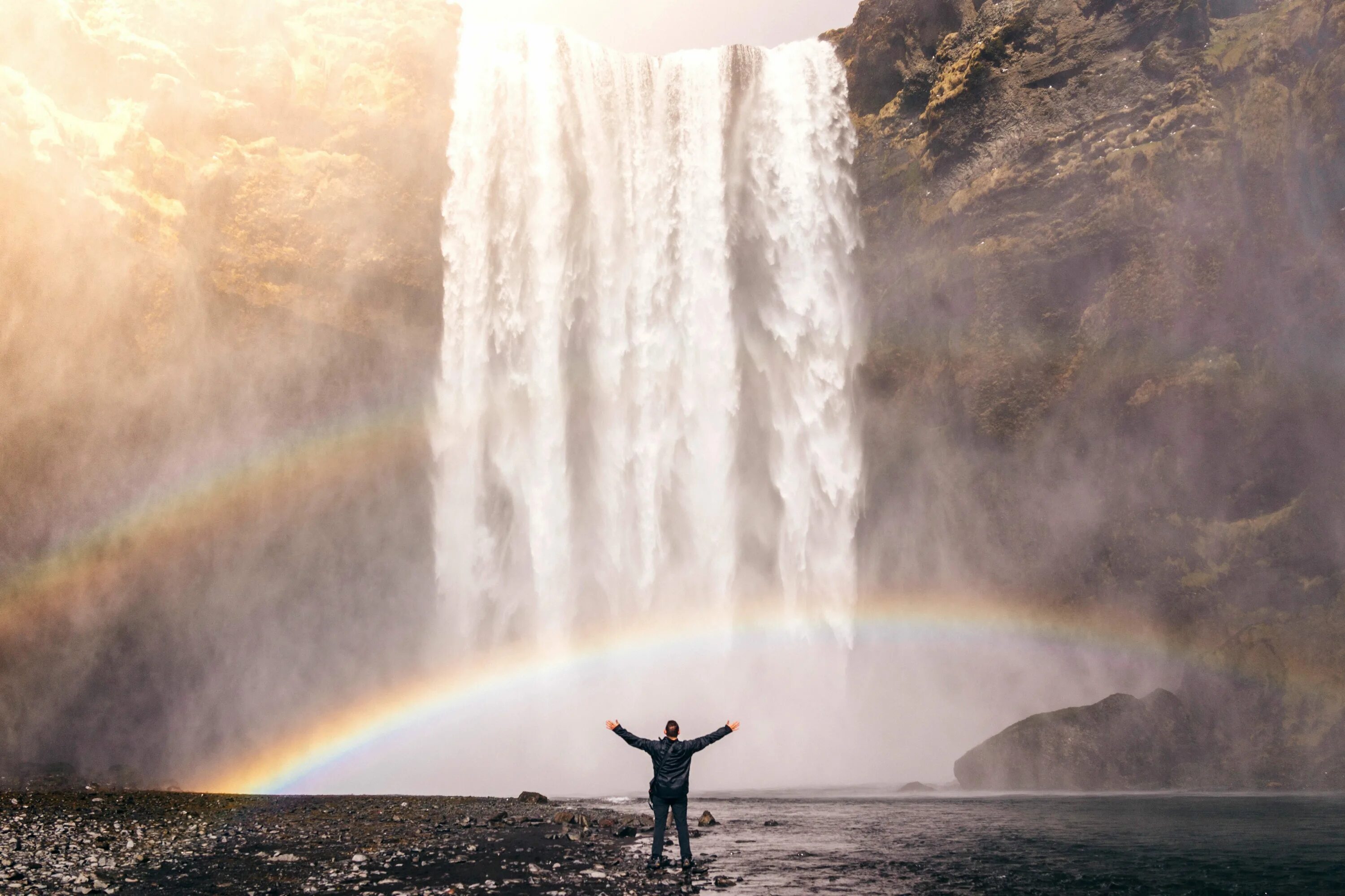 Силен вода. Водопад Годафосс, Исландия. Тальниковский водопад. Водопад и человек.