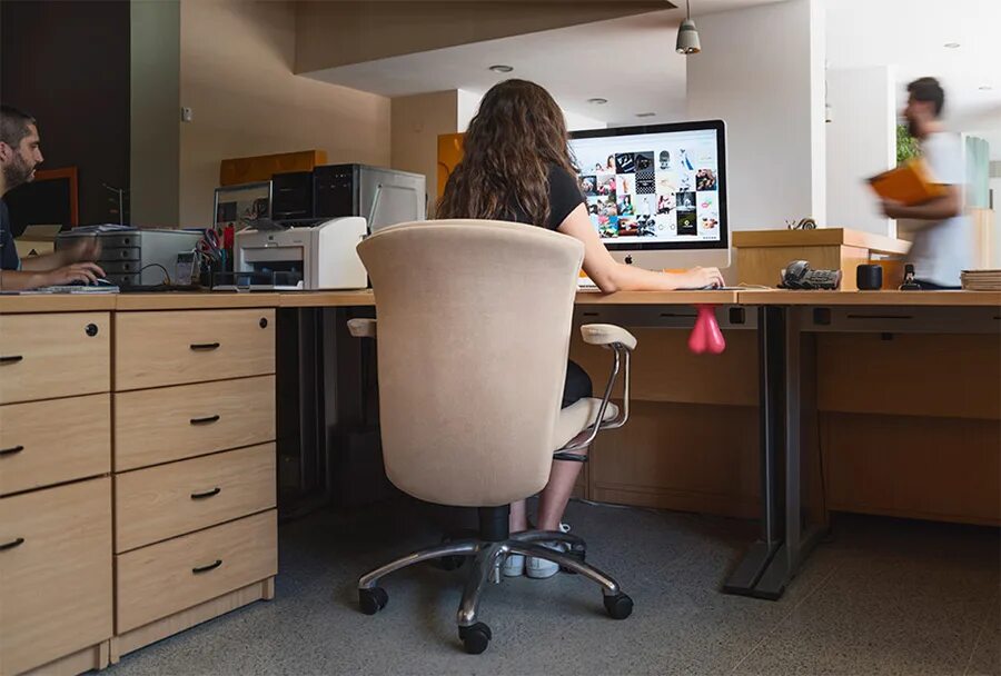 Под офисным столом. Человек под столом. Современные столы для офиса. Под офисным столом. Офисный стол на 2 сотрудника.