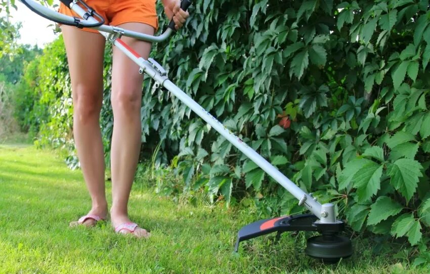 Как пользоваться бензиновым триммером для травы. Gardena procut 800. триммер для травы. стрижка газона триммером. триммеры садовые.