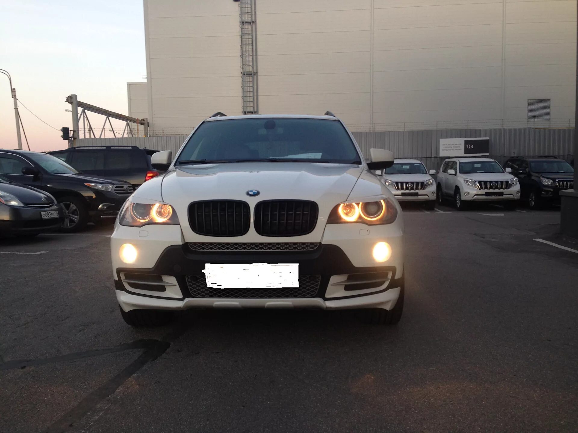 Фонарь x5 e70. Bmw x5 e70 черные ноздри. bmw x5 e70 ноздри. реснички x5 e70. ноздри бмв х5 е70.