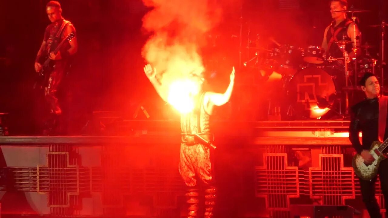 Рамштайн майн херц. Рамштайн майн Херц Брент. Rammstein 2016 Live. Картина Rammstein Tour 2019. Тилль Линдеманн Mein Herz brennt.