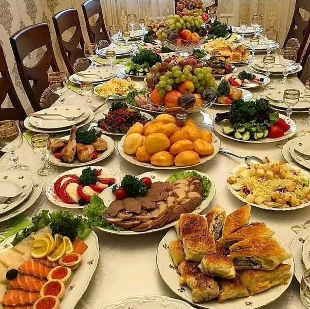 Домашний стол фото. Шикарный праздничный стол. Накрытый стол. Шикарный накрытый стол. Красивый праздничный стол.
