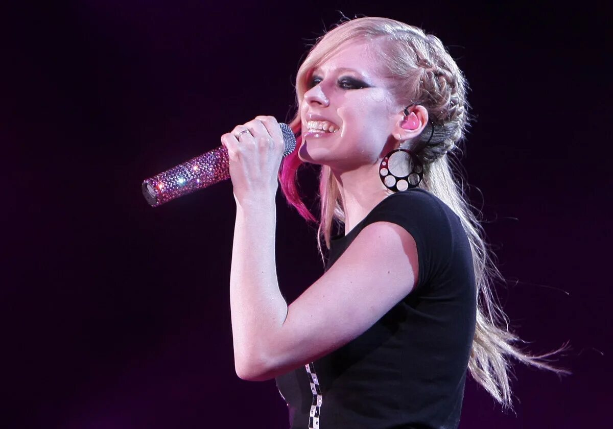 Аврил лавин 1999. Вокалистка avril lavigne. Аврил лавин. Аврил лавин. Аврил лавин 2015.
