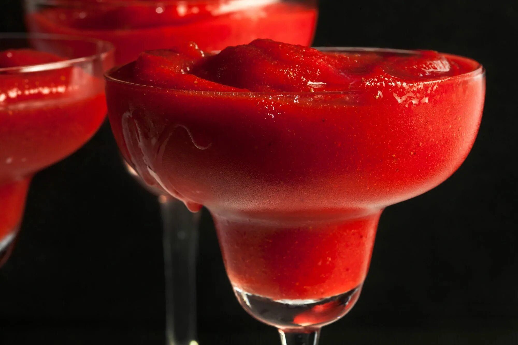 Алкогольный коктейль Strawberry Margarita. Коктейль алкогольный красный