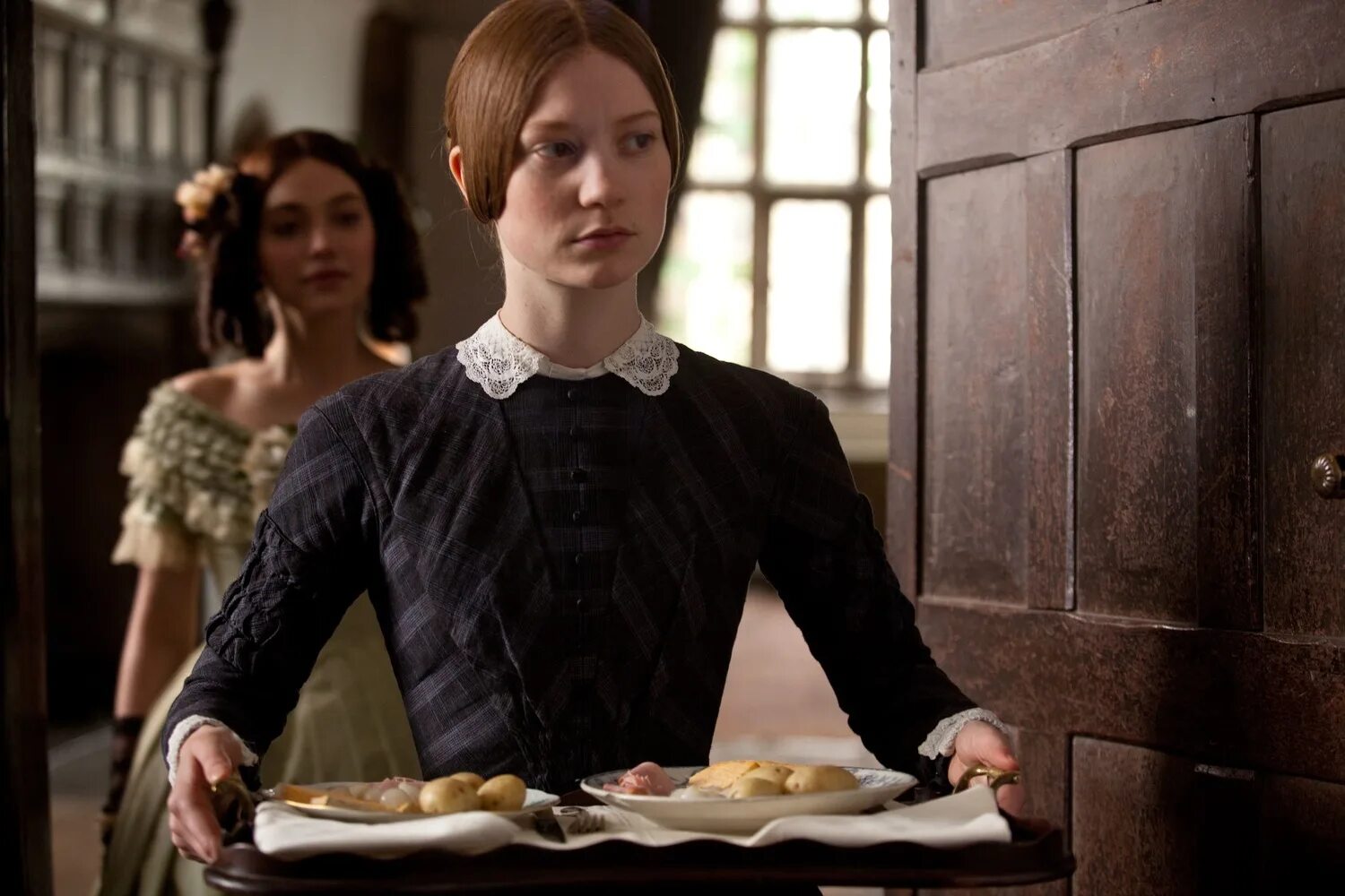 Мия вакивска джейн эйр. Виктория и альберт сериал. Джейн эйр горничная. Французская гувернантка. Аббатство даунтон камеристка.