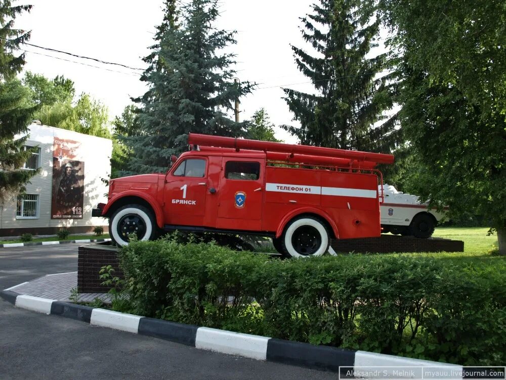 Памятник пожарному автомобилю. Пожарная машина ПМГ-1. Ацу-20 ГАЗ-51. Автомобиль пожарный АЦ-20. Пожарный автомобиль ПМГ 36.