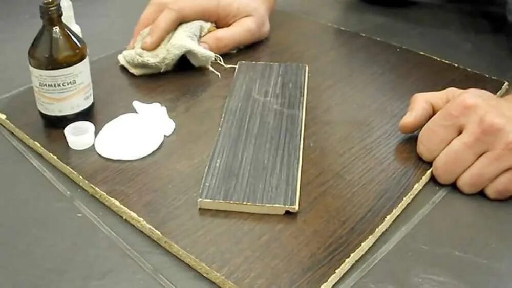 Advanced tutorial remove sticky tape from. Отмыть клей от скотча. Склеивание древесины. Супер клей диван. Супер клей от ламината.