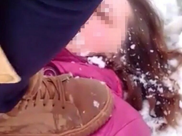 Избили девочку на коленях коленях. Девушкой издевались унижали. Подростки избили сверстницу. Красивые девушки унижают. Девушкой издевались унижали.