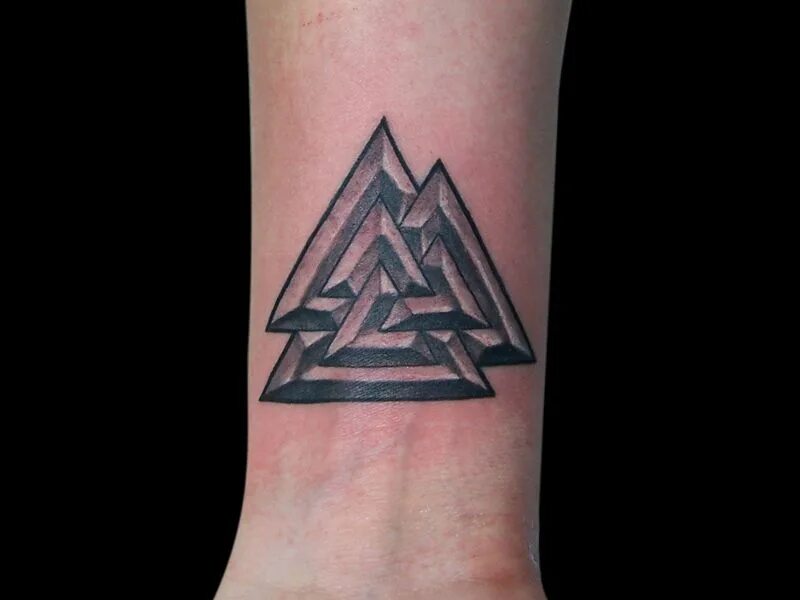 Значение татуировки три. Валькнут tattoo. три треугольника. татуировка три треугольника. татуировка валькнут.