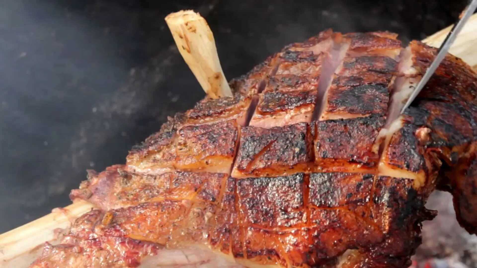 Мясо на углях. Мясо приготовлено на вертеле. Meat video