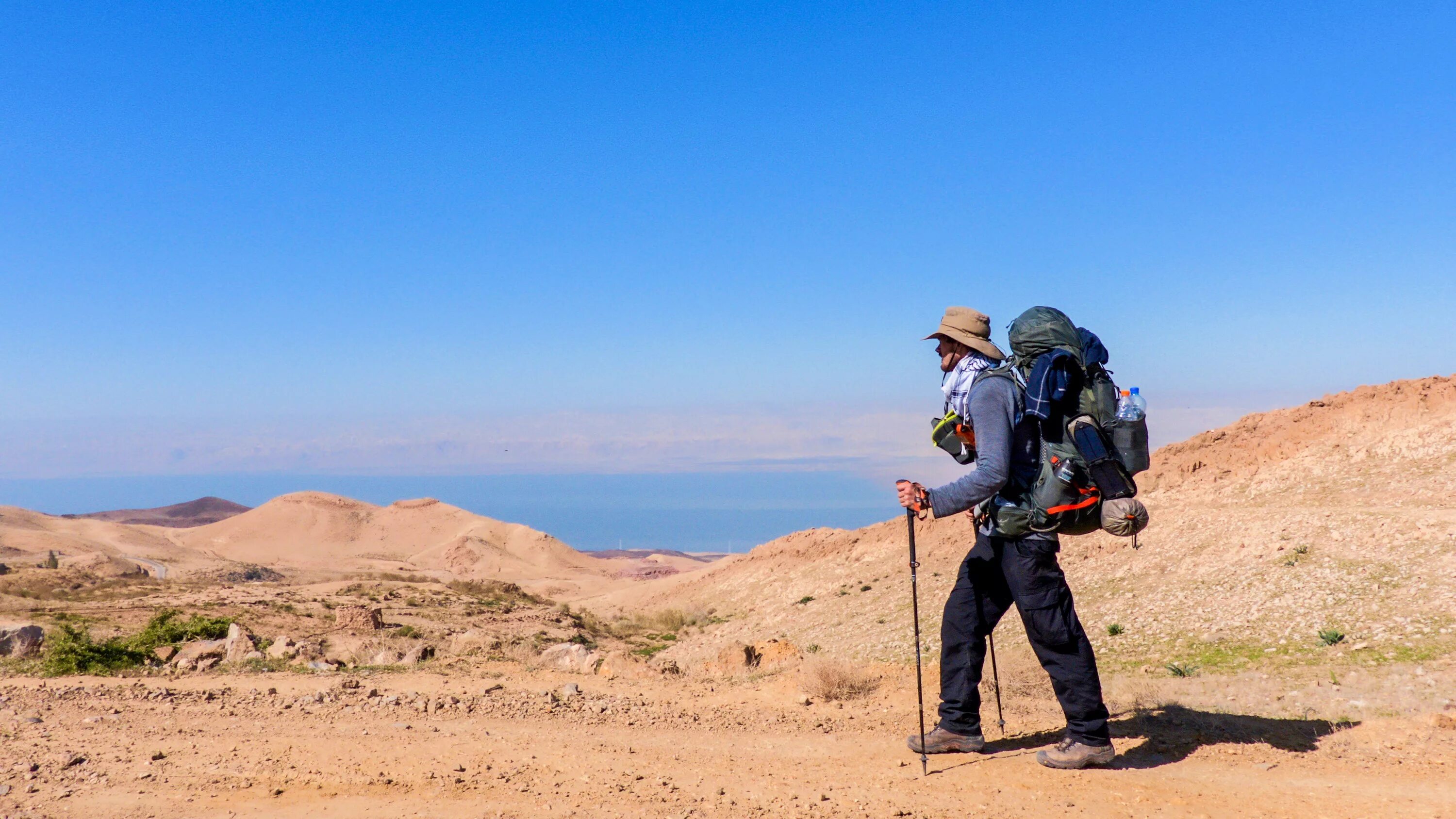 Искатели приключений. Travelling in the Desert. Travel Walking. Travelling on foot