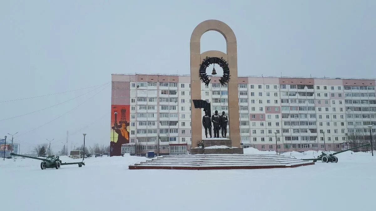 Сайт г усинска. Усинск мемориал защитникам Отечества. Город Усинск Республика Коми. Памятник трем поколениям в Усинске. Достопримечательности Усинска Республика Коми.