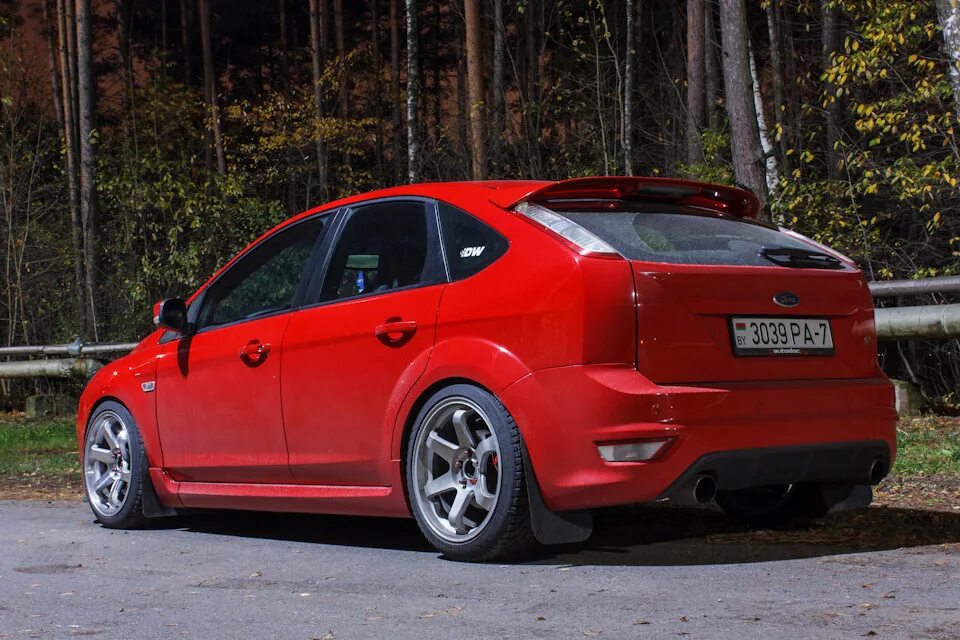 Тест форд фокус 2. Ford Focus 2 te37. Focus 2 St красный. Красный Ford Focus 3 St. Te37 Focus 2.