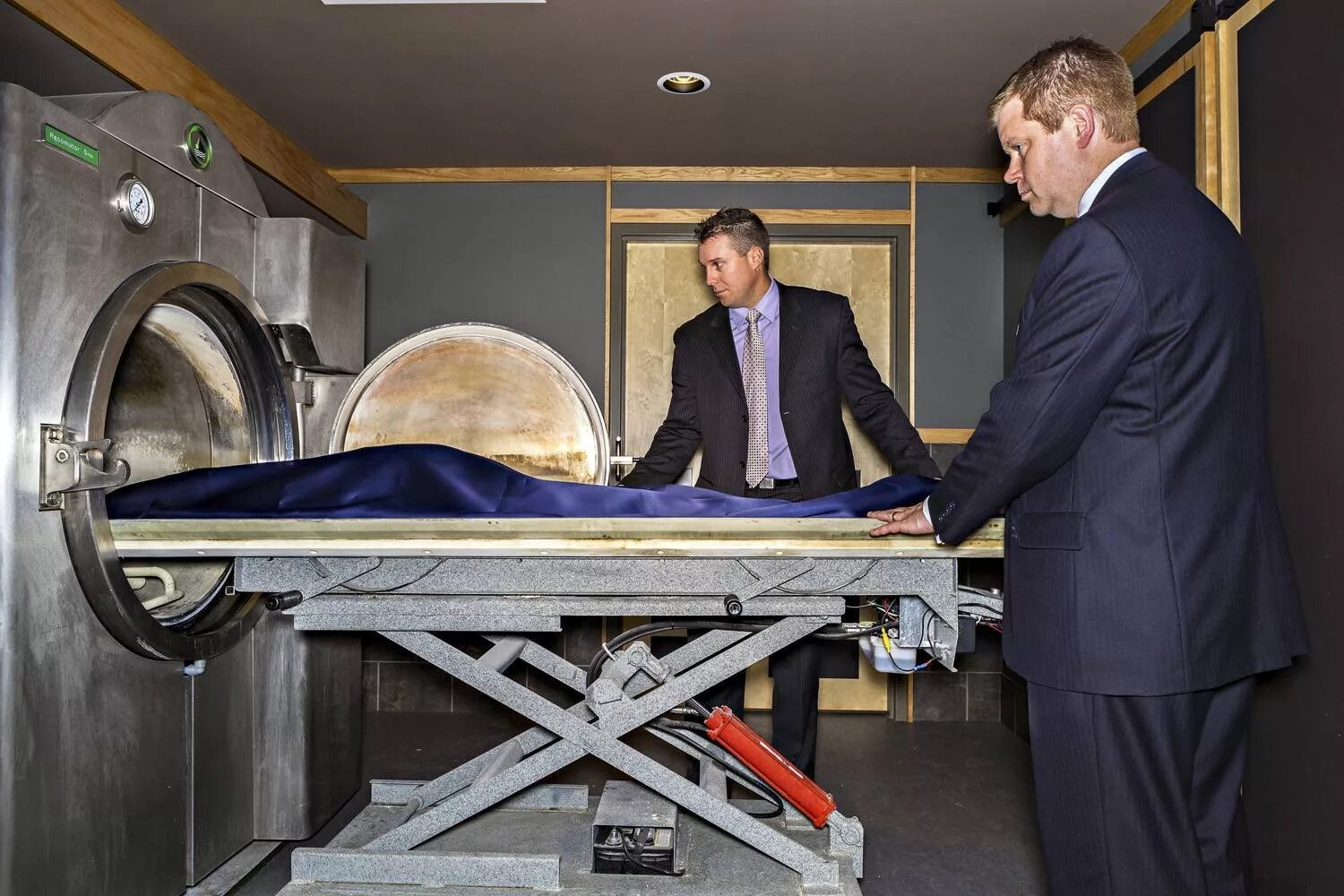 Кремирование людей в крематории. Кремирование людей в крематории. Остатки после кремации. Воронежский крематорий печи. Человек после кремирования.