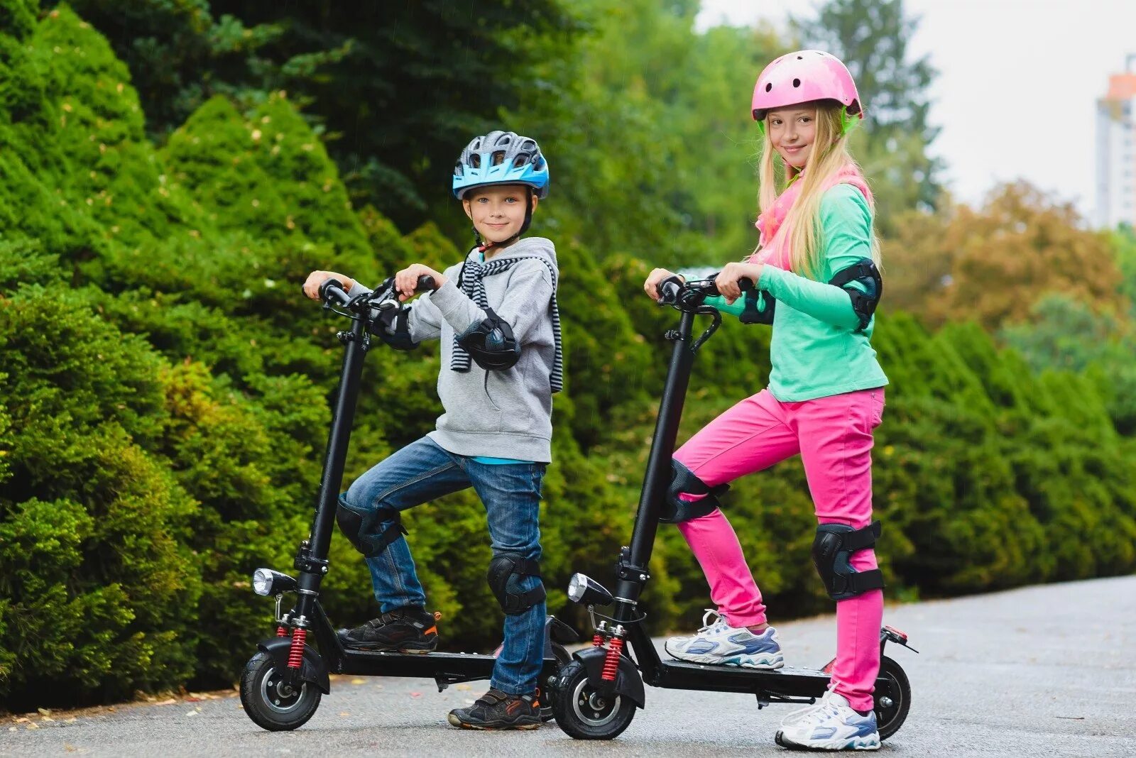 Со скольки можно ездить на самокате. Детский электросамокат Ekids Scootor. Ребенок на самокате. Кататься на самокате. Подросток на самокате.