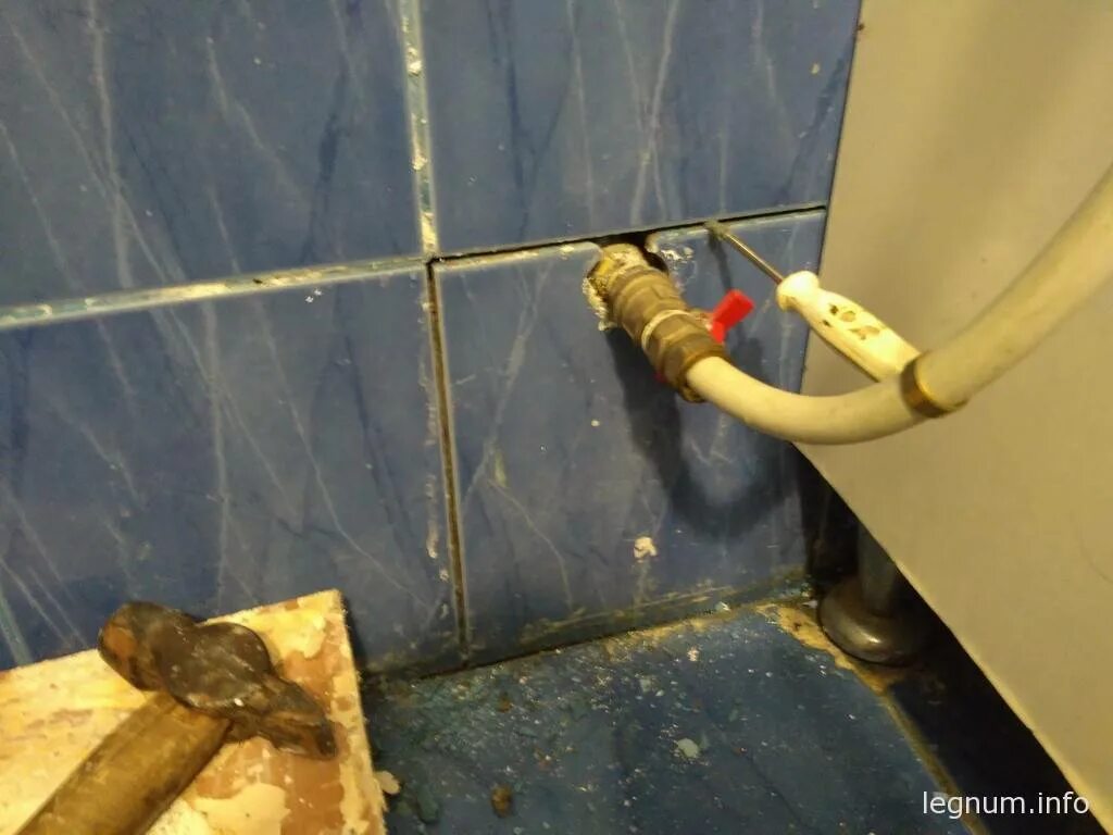 Течь из под ванны