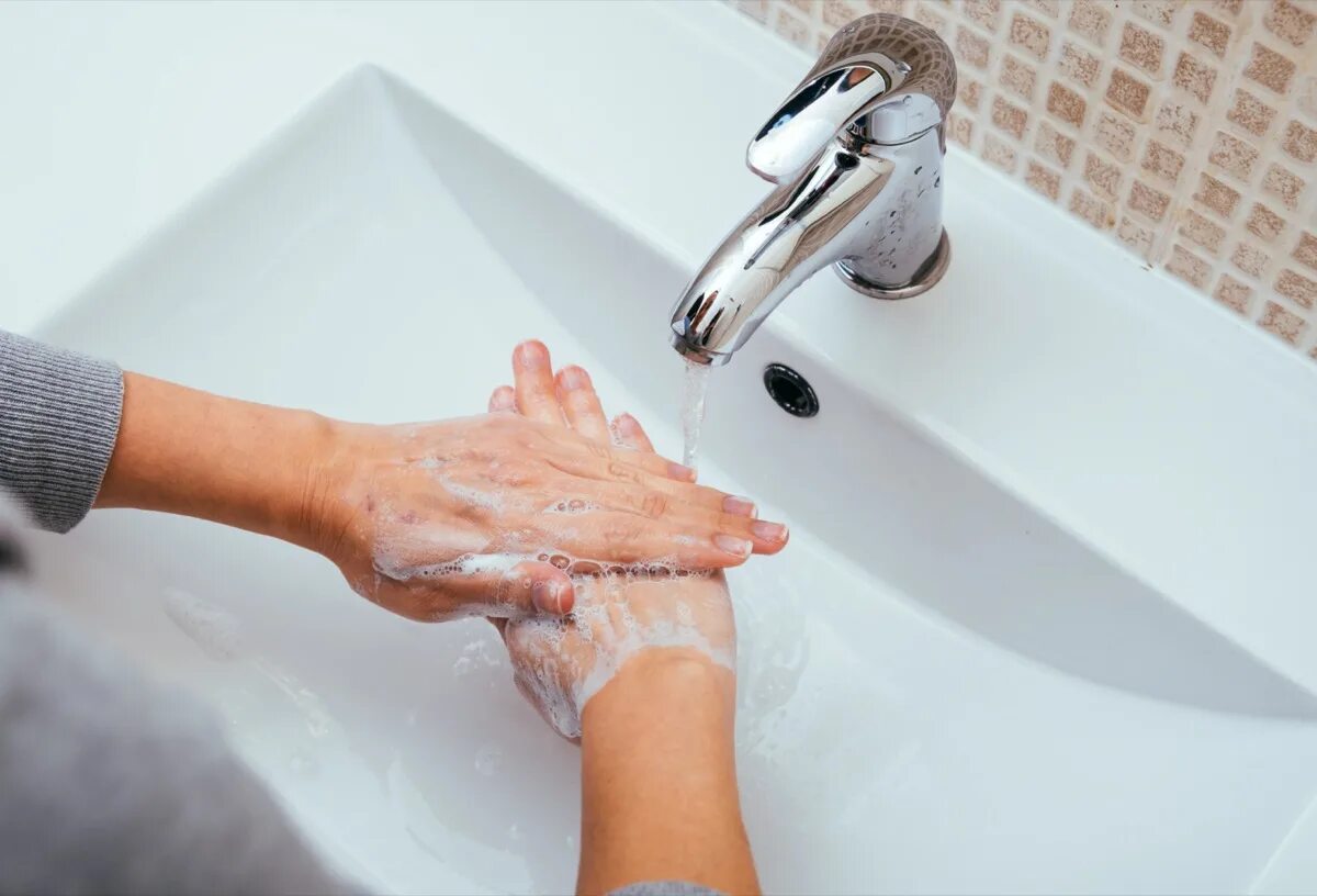 Частое мытье рук приводит к. Женщина с мылом в руках. Hand Hygiene. Wash hands. Мою руки 3 минуты