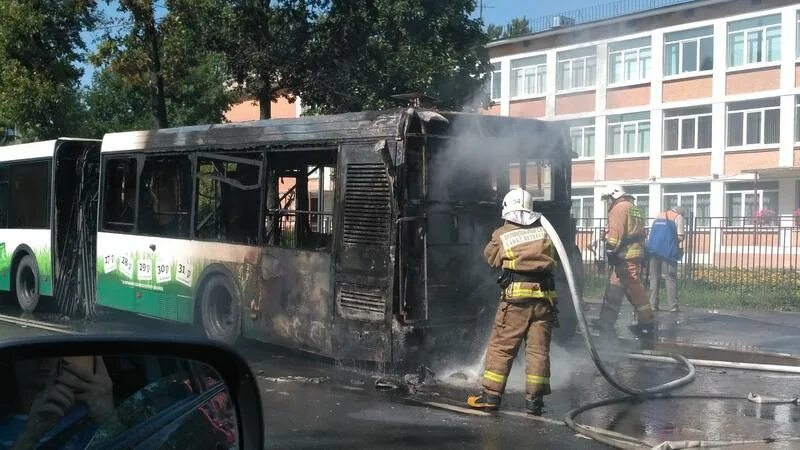 Пожар в Санкт-Петербурге автобус. Пожар в Стрельне. Сгорел автобус сегодня в СПБ.