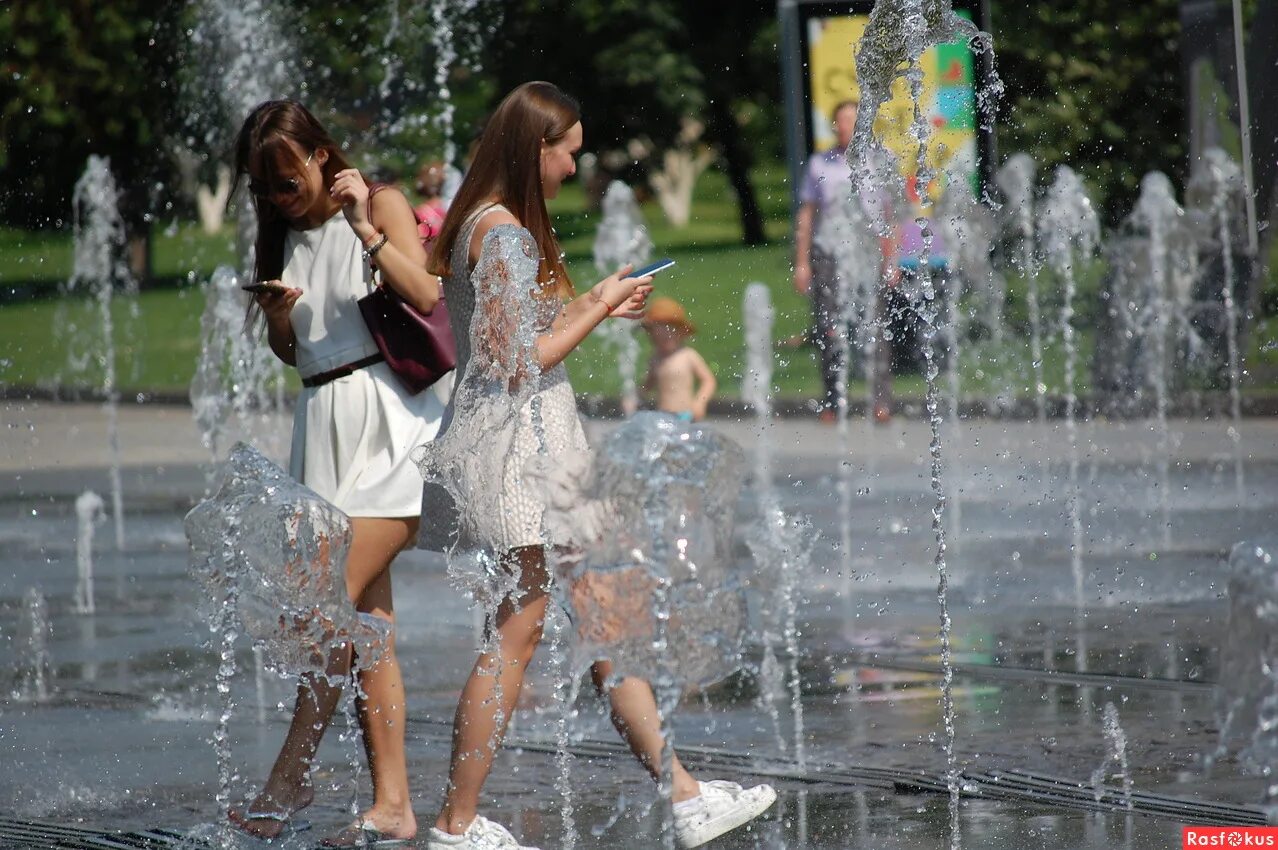 Будет ли лето жарким. Жаркое лето девушки в городе. Девушки в Москве в жару. Фонтан летом. Жара фонтан.