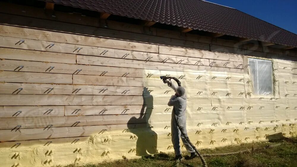 утеплить деревянный дом снаружи. пенополиуретановый утеплитель для стен снаружи. утеплитель для бани пенополиуретаном. ппу утеплитель для стен. утепление фасада пенополиуретаном.