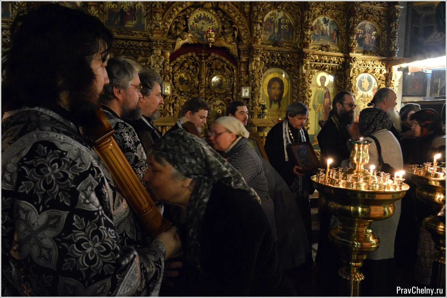 Прощеное воскресенье чин прощения. Чин прощения Великий пост. Прощеное воскресенье в храме. Чин прощения в храме. Чин прощения в храме как проходит