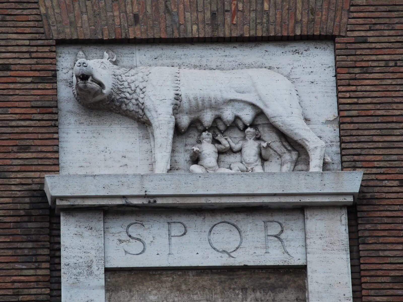 Римский штандарт spqr. Аббревиатура в древнем риме. Римский сенат spqr. Рим аббревиатура. Рим аббревиатура.