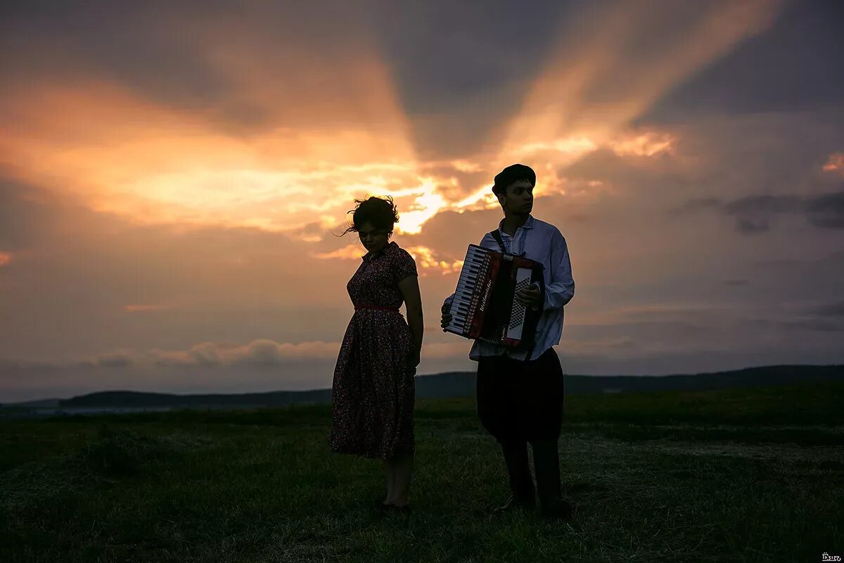 А помнишь как мы гуляли с тобой фото. Гуляли с тобой и были. Помнишь девочка новиков текст песни. Гуляли с тобой и были. Текст песни я с тобой гуляла ай яй.