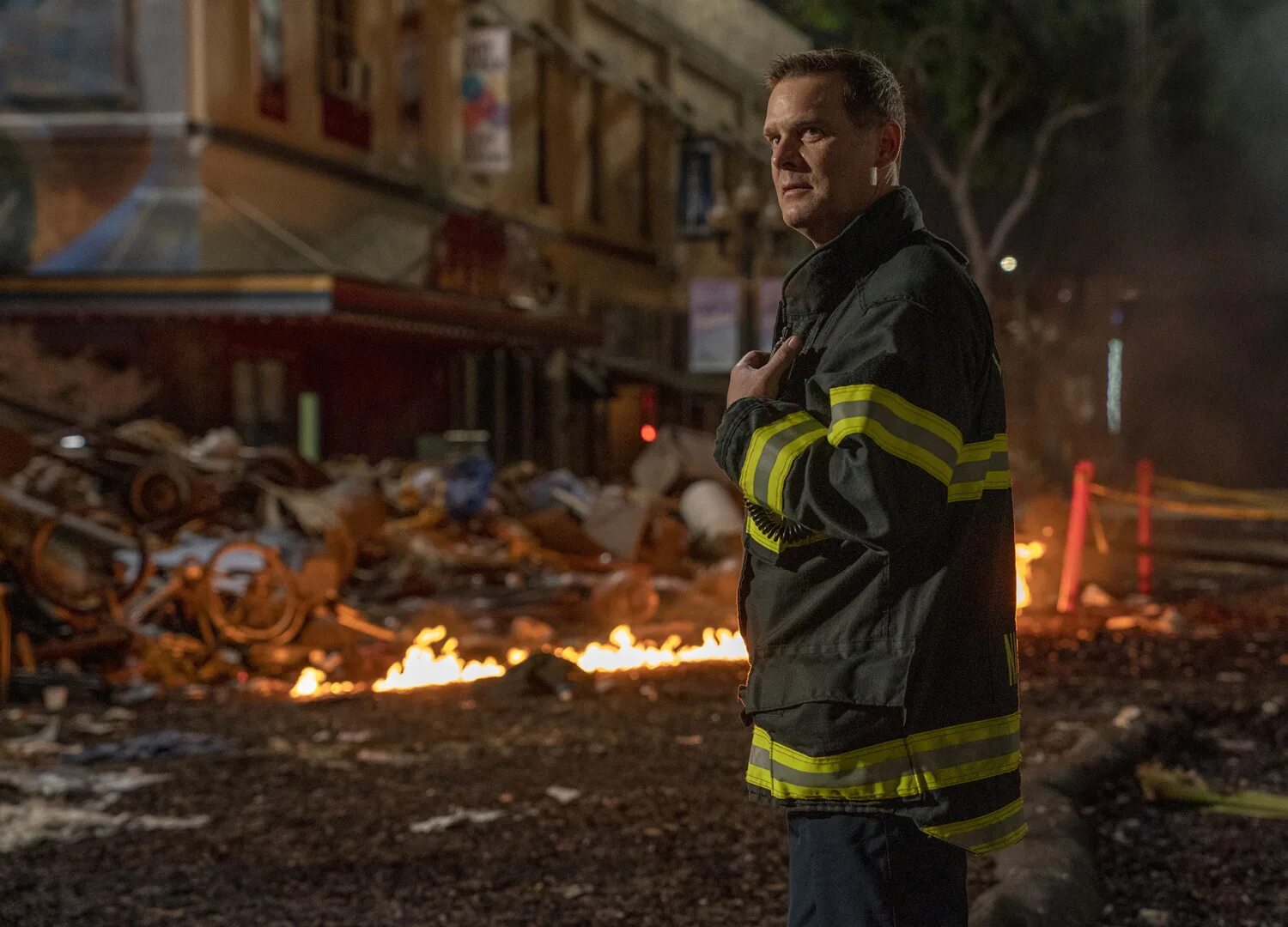 911 служба спасения где. 911 служба спасения бак. Сериал 911 1 сезон. Оливер старк 911 служба спасения. 911 служба спасения сериал бобби.