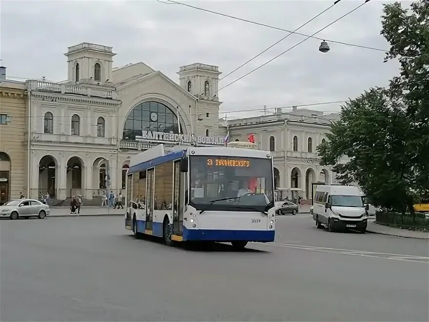 Автобус в Петербурге ночью развозил пассажиров опоздавшего поезда