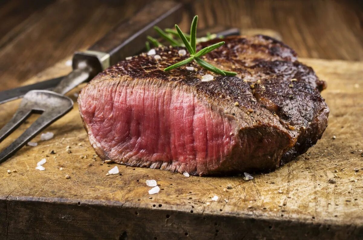 Стейк рибай медиум. Стейк medium rare. Стейк антрекот из говядины. Почему стейк получается жестким. Что кладут на стейк.