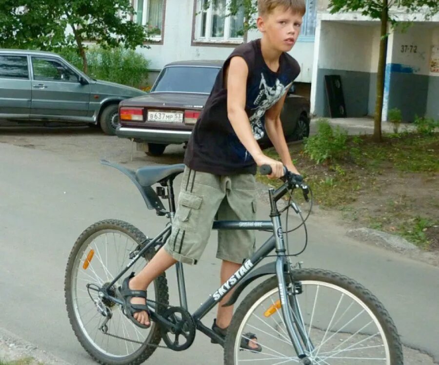 Bike 13. Подросток на велосипеде. Мальчишки на великах. Велик школьник. Мальчик на велосипеде.