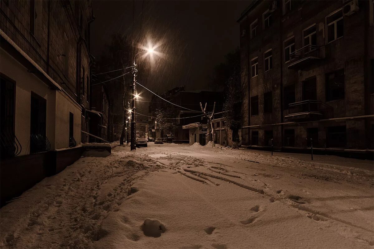 Темный холодный вечер. Темная улица зимой. Улица зимой ночью. Улица зимой ночью в России. Темная зимняя улица.