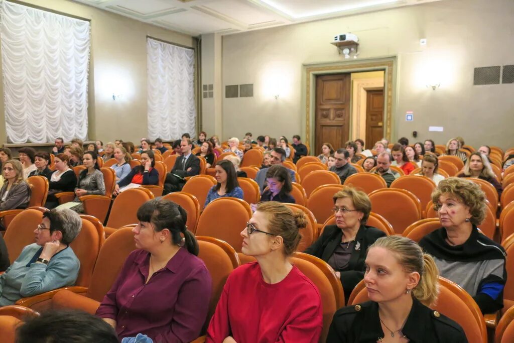 Школа радуга адмиралтейского района. Дом творчества у моста. Выставки дворце творчества. Дом творчества адмиралтейский район. Дворец творчества у вознесенского моста.