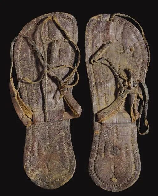 Первые сандали. Сандалии в древнем Египте. Обувь фараона древнего Египта. Обувь землепашцев древнего Египта. Сандали древних египтян.