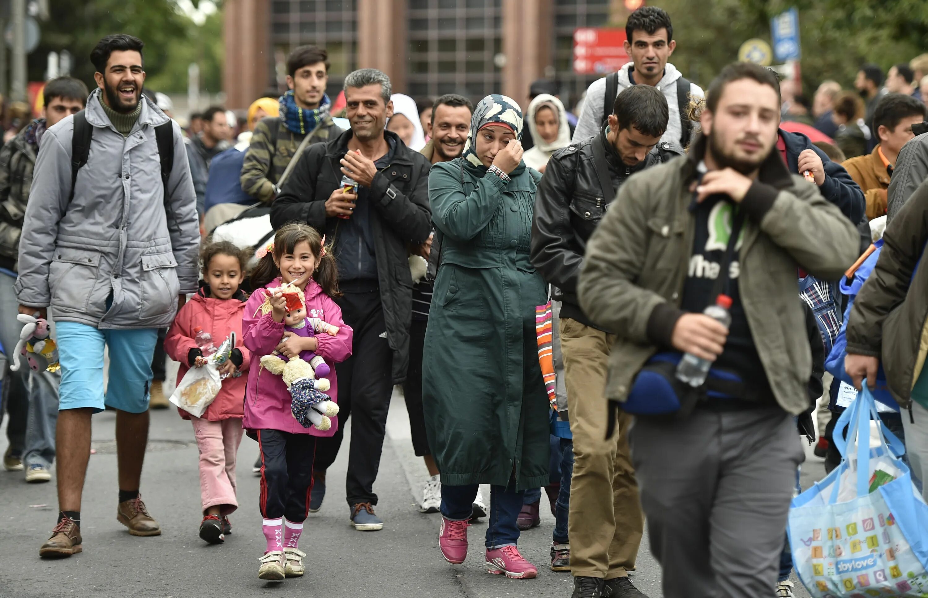 Семью мигрантов. Дети эмигранты. Сирийцы в Германии. Счастливые беженцы. Семья мигрантов.