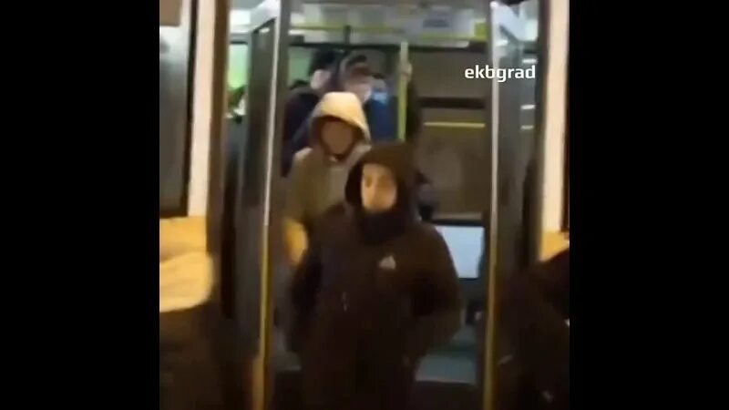 Толпа в автобусе избила мужчину. Мужчина избил мальчика в автобусе. Мужчина избил девушку в маршрутке. Бабушка избила парня и девушку в автобусе. В маршрутке номер 67 молодой человек избил девушку.