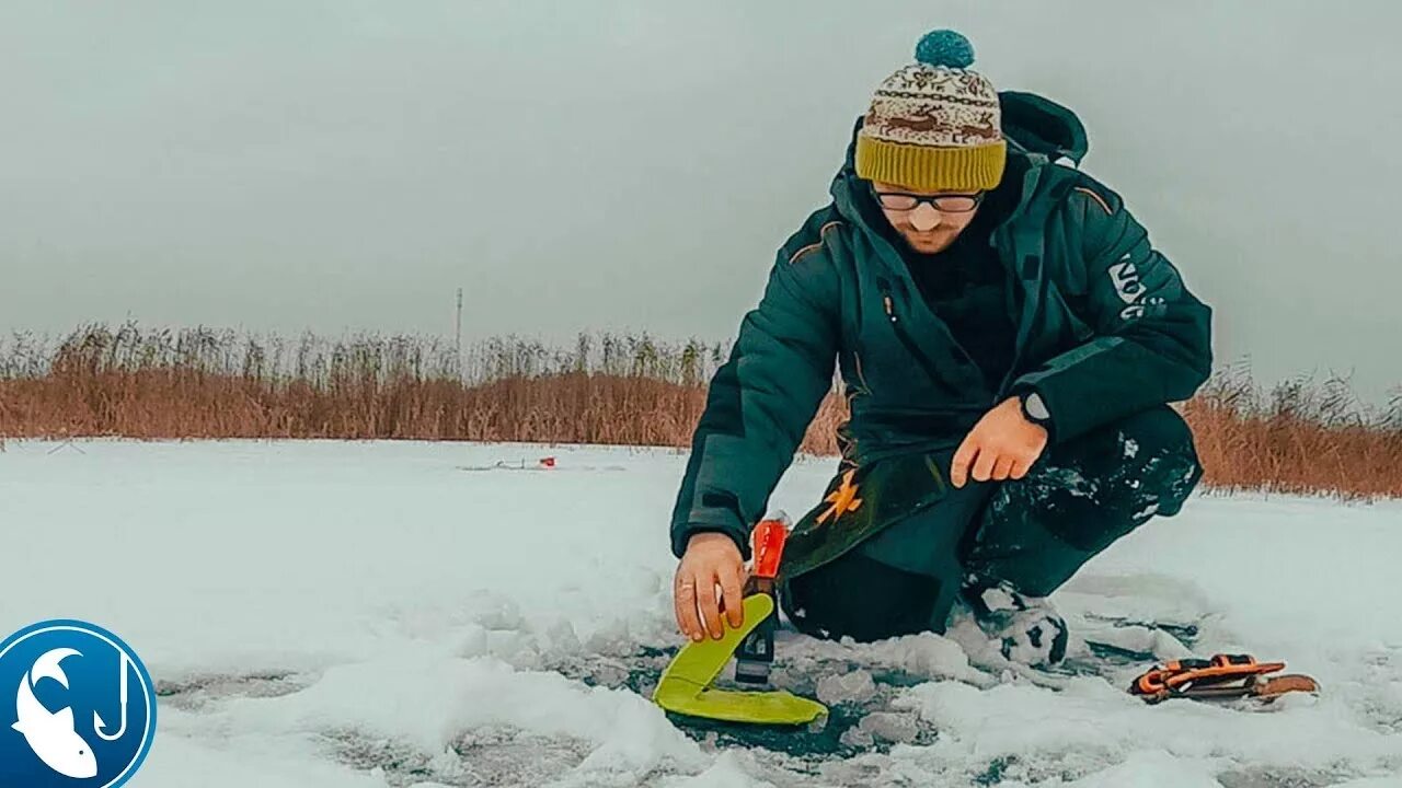 Рыбак на льду видео. Рыбаки на льду сегодня в спб. Спасатель и рыбак. Рыбак на льду видео. Рыбак на льду видео.