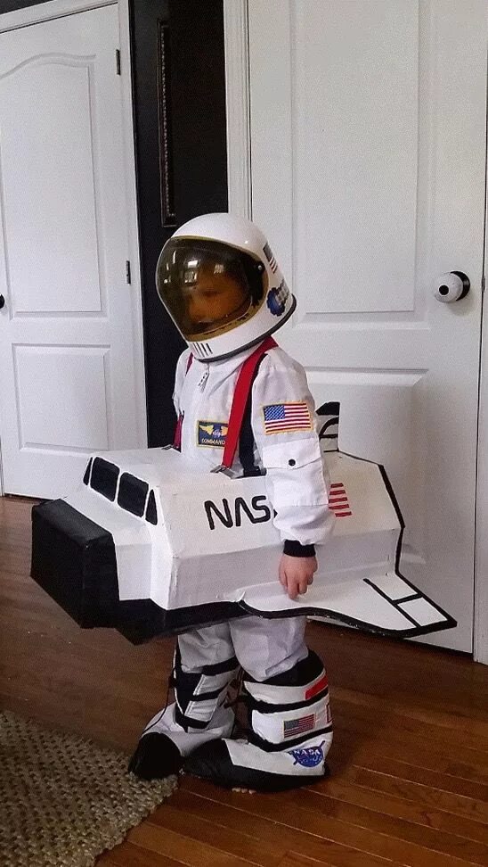 Костюм на день космонавтики для мальчика. Космический костюм. Детский костюм космонавт. Космический шлем. Детские скафандры.